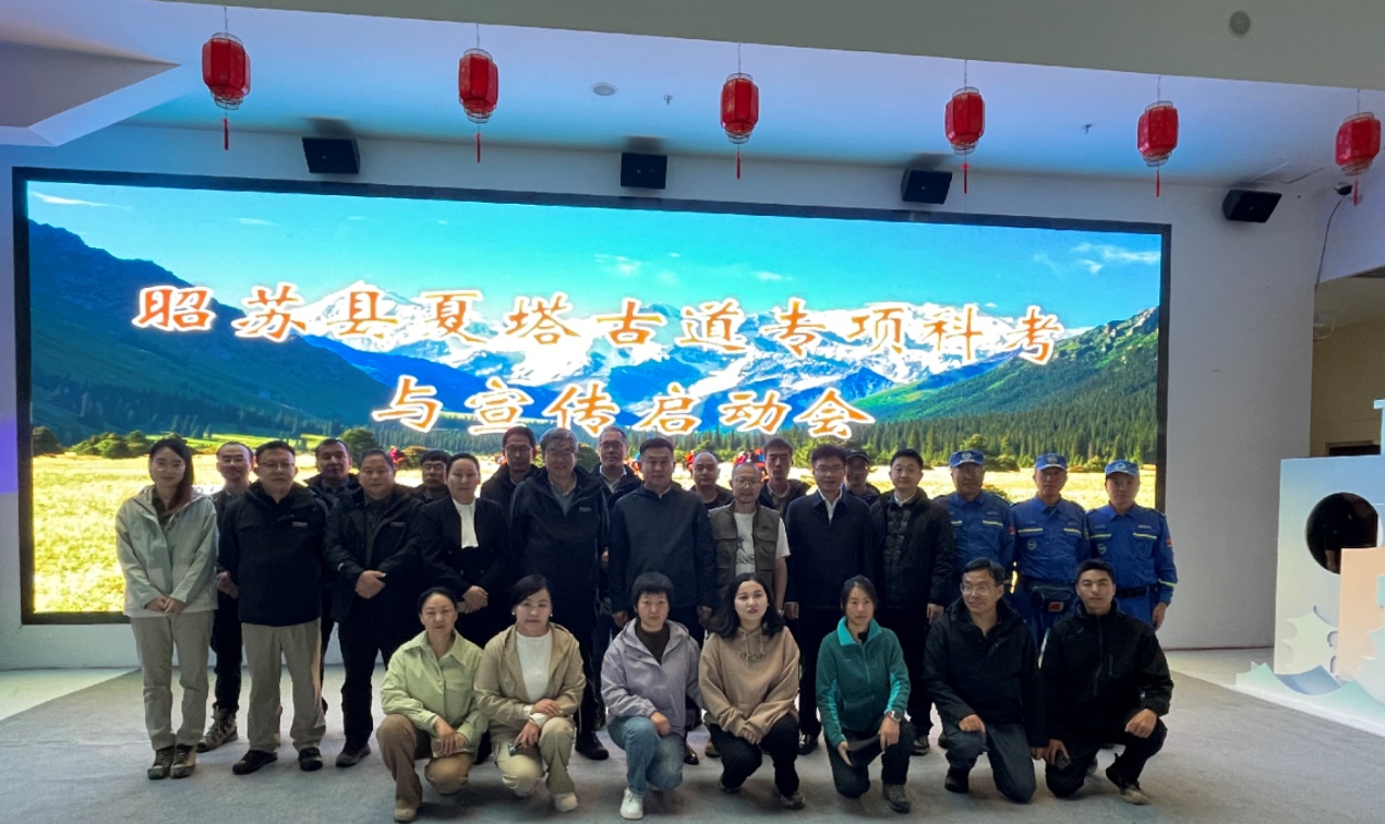 一群人站在一起

中度可信度描述已自動生成